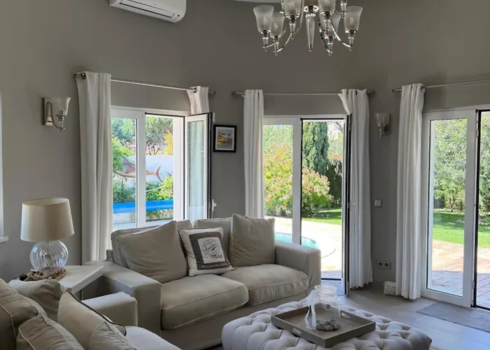Private Vilamoura With Pool And Large Garden Villa Quarteira